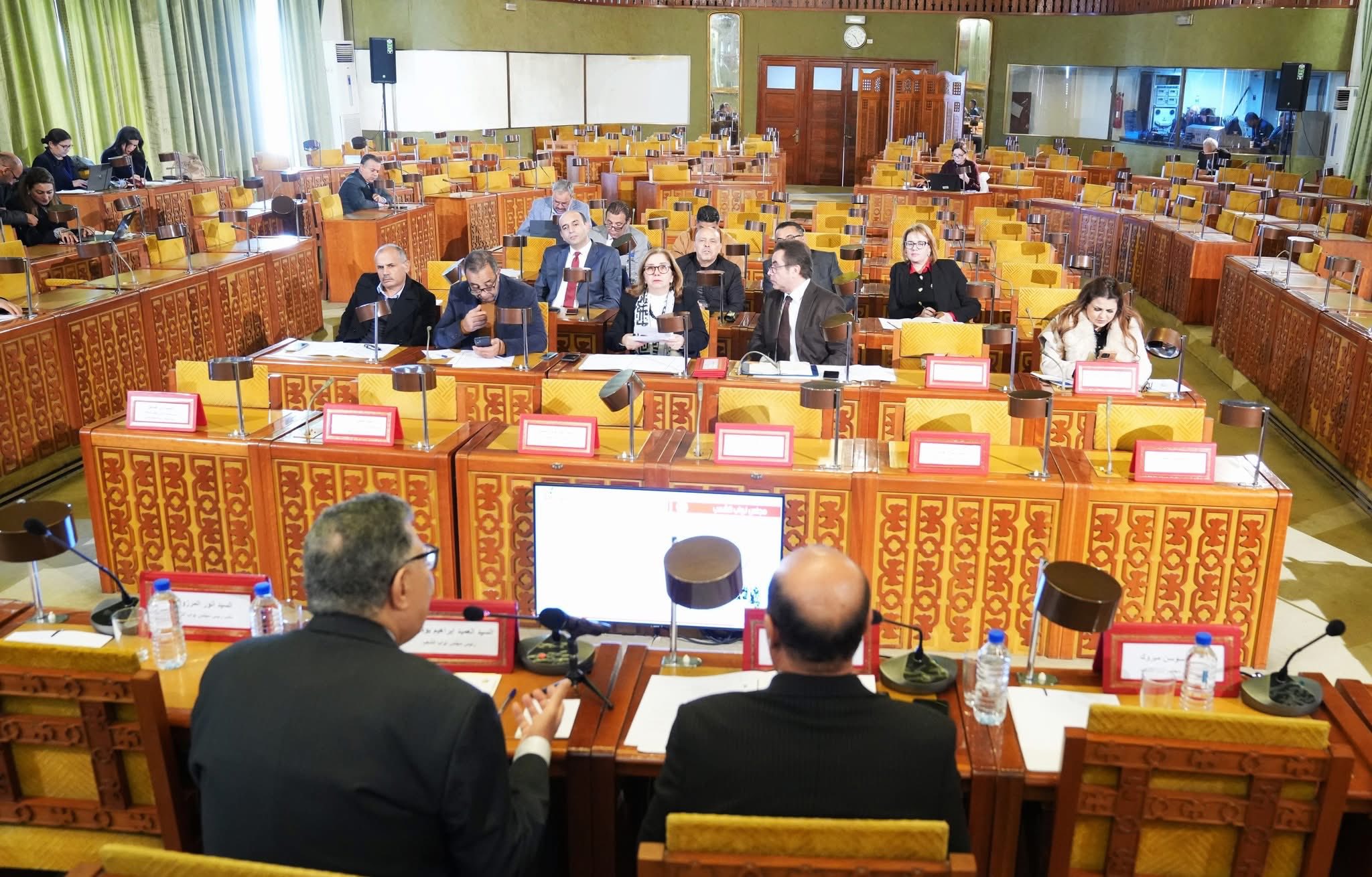 في يوم دراسي بالأكاديمية البرلمانية..   مناقشة مبادرة تشريعية تتعلق بتسوية مخالفات الصرف